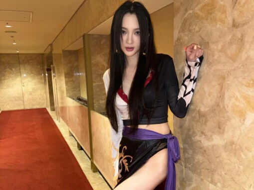 「綺麗な脚」佐藤かよ、美脚際立つ『ONE PIECE』コスプレ姿を披露！ 「再現度高すぎ！」