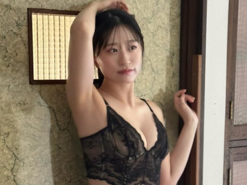 「はさまれたい」上西怜、美バストあらわな黒ランジェリーショット公開！ 「綺麗な大人れーちゃん」