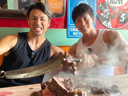 「海賊みたい」魔裟斗、ボディビルダーと“5キロの肉塊”を食す！ 「肉が似合う」「5kgは凄まじい」