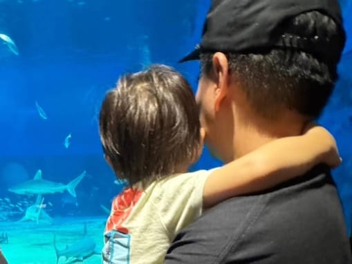 「世の理想の旦那さま」かまいたち山内、息子2人との水族館ショットに反響の声！ 「子煩悩ですね」