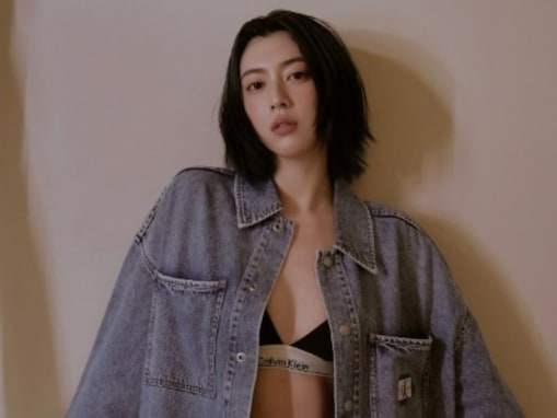 三吉彩花、圧巻ボディあらわな下着ショット公開！ 「カルバン・クライン」着用でへそピアスも