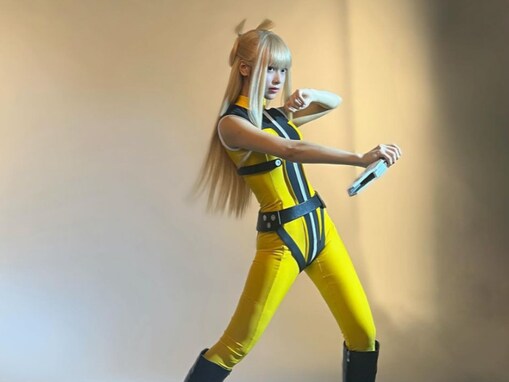 「想像以上にしっくり」まるぴ、スタイル抜群ぴっちりヒーロースーツ姿！ 「めっちゃスタイルいい」