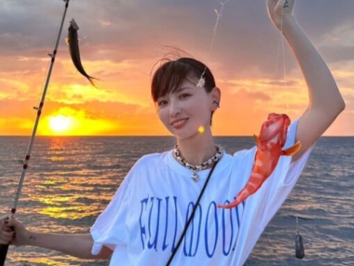 鈴木えみ、娘らと沖縄満喫の夏休みショット公開！ 「Tシャツえみち激カワな件」「みんなで楽しそうです」