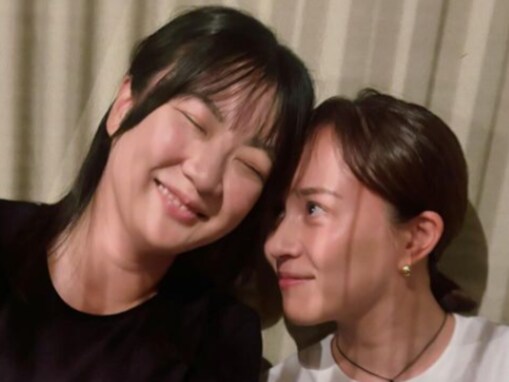 「カップルやん」比嘉愛未、“春日さん”との超近距離ラブラブショット！ 「かわいすぎだろぉ〜！！！」