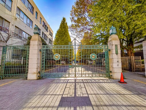 西日本出身者が「お金持ち」だと思う大学ランキング！ 2位「お茶の水女子大学」、1位は？