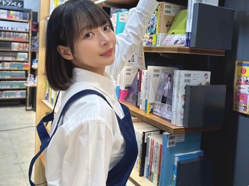 「毎日通います」岡田紗佳、「本屋のお姉さん」ショットに反響！「お美しい店員さん」「最高です」