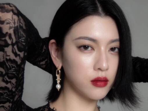 三吉彩花、胸元ざっくりなブラックコーデ披露！ ティファニーのモデルショットを公開