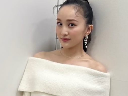 「大人の"美"」百田夏菜子、美デコルテ際立つ肩出し衣装ショットに反響！ 「鎖骨で米2合食べれます」