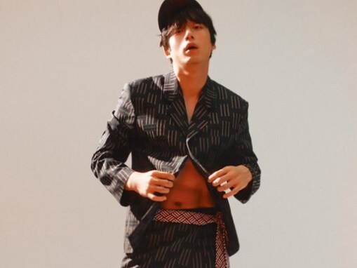 「歩く顔面国宝」坂口健太郎、美腹筋ちらりなモデルショットを公開し大反響！ 「イケメンがすぎる」