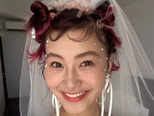 「嬉しすぎて泣いた」村上佳菜子、“結婚式と前撮りのヘアメイク”を公開！ 「表情から幸せが溢れて」