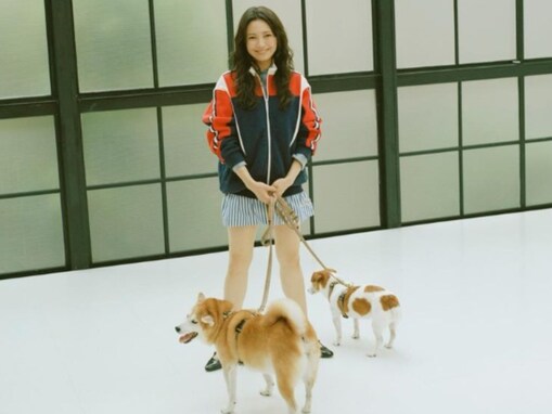 「可愛いぃ」二階堂ふみ、美脚際立つ“犬とわたし”ショットを披露！ 「あまりにも御美脚で倒れました」