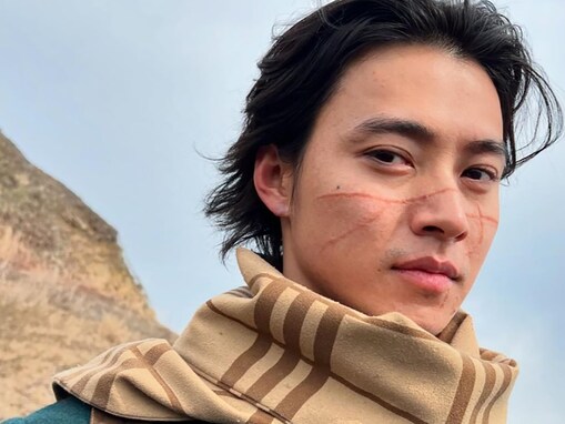 山崎賢人、『ゴールデンカムイ』杉元のオフショット公開！ 「杉元が杉元すぎて嬉しい」と絶賛の声集まる