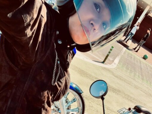 鈴木紗理奈、ハーレーのバイクにまたがる格好いいツーリングショット公開！ 「ニ輪の団体行動は好き」