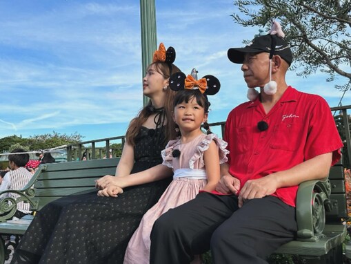 「家族みたい」村方乃々佳、“小峠パパ”＆藤田ニコルとのディズニーショットに反響！ 「まじ可愛い」