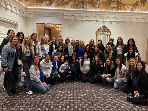 ドジャース夫人会、真美子さんも登場！ 「端っこが好きなんですね！」「テイラー嫁さん美人すぎるだろ〜」