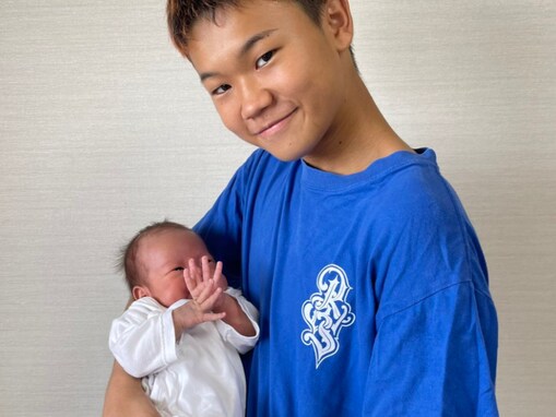ゆたぼん、生まれたばかりの弟胸に抱き「にーちゃんに出来ることは全部やってあげる」