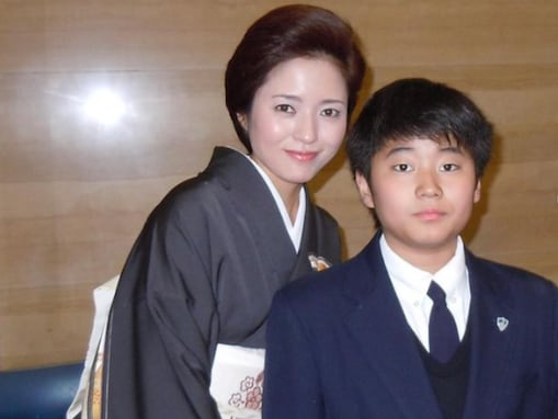 「美人すぎるやろ」三田寛子、歌舞伎俳優・息子の幼少期ショット公開も美貌に注目集まる「お綺麗なこと」