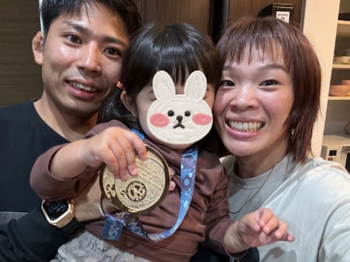 「お若く見える」川井梨紗子、30歳バースデーにイケメン夫＆子どもとの家族ショットを公開！「いい写真」