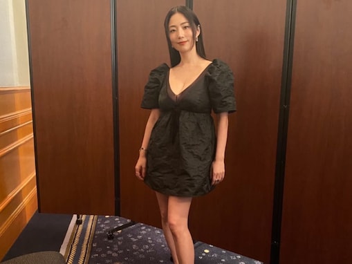 「美魔女です」MEGUMI、超ミニ丈ドレスから美脚あらわに！ 「スタイル良くて憧れます」