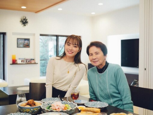 「自慢のお孫さん」内田理央、豪華な実家＆美人祖母の顔出しショットに大反響！ 「実家立派ですごい」