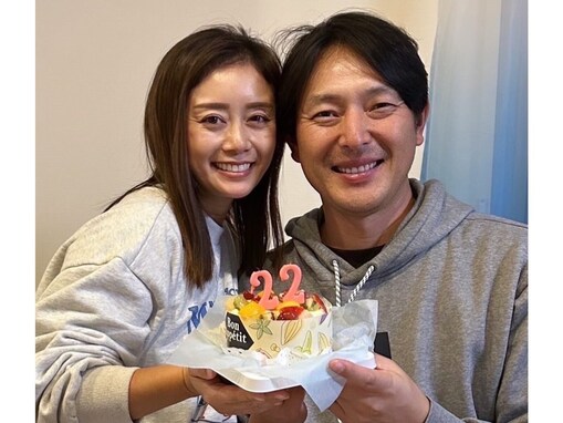 「お手本のようなご夫婦」岩隈久志、美人妻との“結婚22周年”ラブラブショットに反響！ 「素敵な関係」