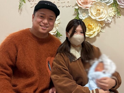 「産後とは思えない」人気YouTuber、第2子誕生を報告＆妻との顔出し家族ショット公開！ 「おめでとぉ」