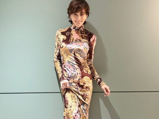 「やっぱり、天下の米倉涼子」奇抜なぴっちりドレス姿に反響！「さすがの美しさ」「めっちゃゴージャス」