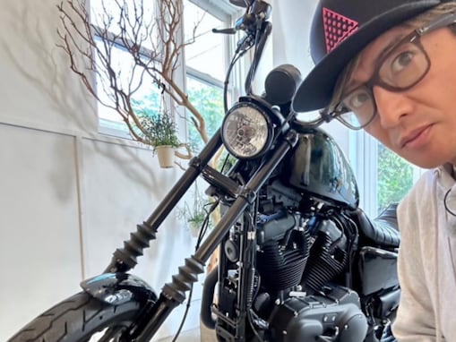 木村拓哉、格好いい愛車とのツーショットを大公開！ ハーレー製のこだわりカスタムバイク