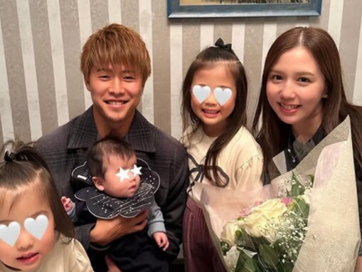 「憧れの人です」元日本代表・柿谷曜一朗の美人妻、家族で結婚記念日ショット！ 「いい家族ですね」