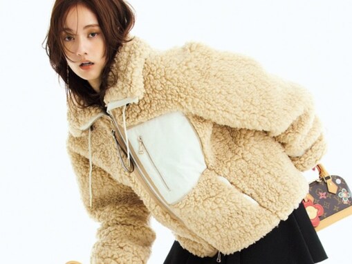 「美しすぎ」谷まりあ、超ミニスカから圧巻の美脚を披露！ 「オシャレで素敵すぎ」「ほんと何でも似合うね」