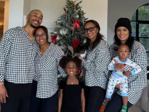 大谷翔平の同僚、美人妻ら家族のクリスマスショット公開！ 「大人たちおそろいの装い、ステキ」「美しい家族」