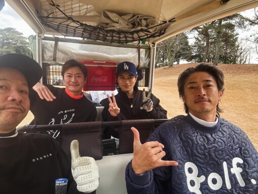「イケメン兄弟ですね！」窪塚洋介、2人の弟とのゴルフショットを公開！ 「参加してもいいですか。笑」