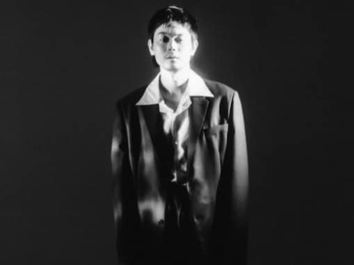 菅田将暉、格好いいモノクロのモデルショット披露！ 主演映画『サンセット・サンライズ』公開記念