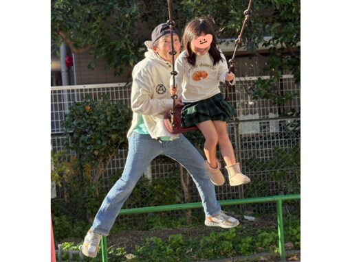 「合成写真かと」ノンスタ石田、娘のブランコを押す写真に「躍動感すごい」の声！「めちゃ浮いてるww」