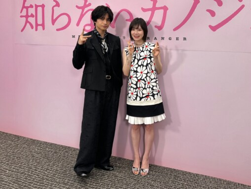 「脚出してる衣装珍しい」milet、中島健人とのツーショットに反響！ 「ピース苦手でかわいい」