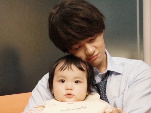 「成人したら泣く自信があります」佐野勇斗、“娘”を抱き締める姿に反響！ 「パパよりお兄ちゃん感」
