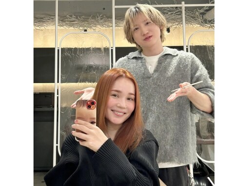 「えっ？」人気女性芸人、“1年3カ月ぶり”美容院ショットに「どこのギャルかと」「若々しい」と反響！