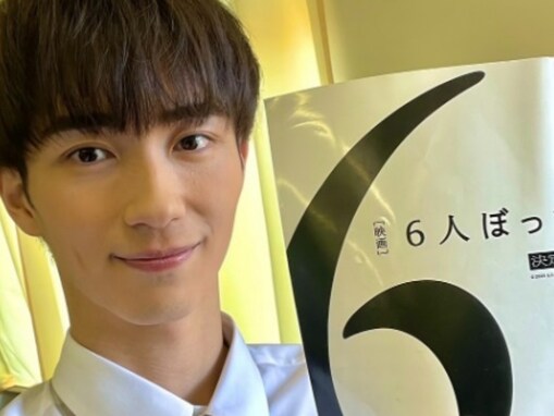 「す、スタイル良過ぎ」沢村一樹の次男・野村康太、学生服姿のオフショットに反響！ 「似合いすぎ」
