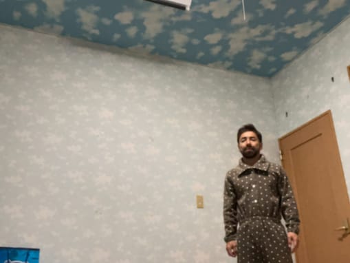 「和彫りの人が横たわってる」人気芸人、“ちょっと痛いかも”実家写真に反響！ 「恐怖映像みたい」