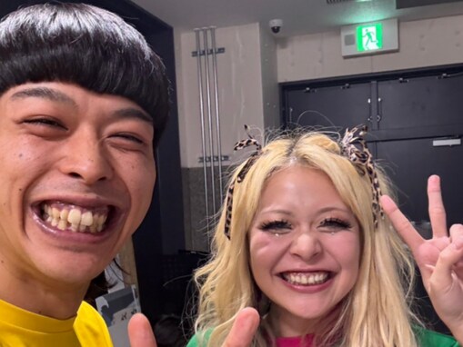 「付き合ってますか？」エルフ荒川、M-1ファイナリストとのツーショットに反響！ 「笑顔かわいすぎ」