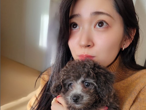 「美女と美犬」鈴木愛理、新しい“家族”とのツーショットに反響！「黄昏れてていい表情」「尊い」