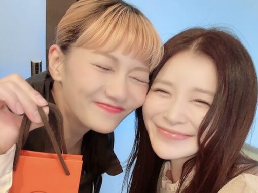 「美人過ぎ」手島優、元AKB人気メンバーとのツーショットを公開！ 「幸せいっぱいの笑顔」「かわいい」