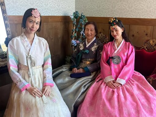 「綺麗なお祖母様」水原希子、美人妹＆祖母との家族旅行ショットに反響！ 「ふたりともかわいい」