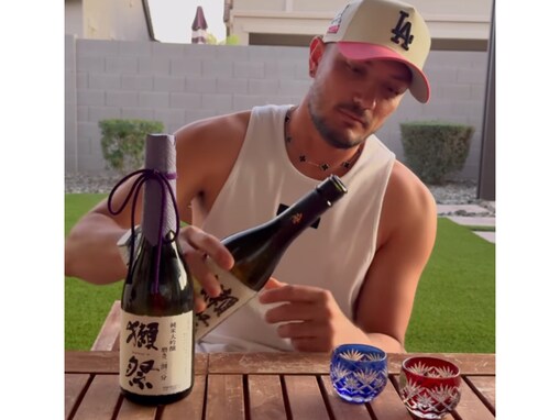 佐々木朗希からのプレゼントを誕生日に開封するドジャースの人格者！ 「獺祭飲んでる！」「尊敬できる」