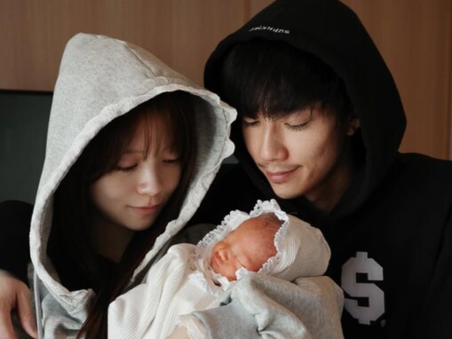 「ばんばんざいポーズ！？」出産した人気YouTuberの妻、退院日に家族3ショット公開！ 「まじで可愛すぎる」