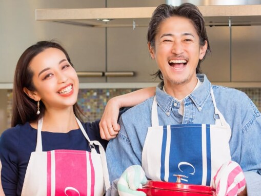 PINKY＆窪塚洋介、美男美女の夫婦ショット公開！ オリジナルエプロンとミトンを着用したおそろいショット