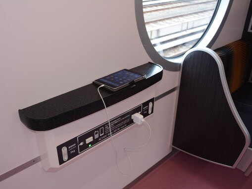 地下鉄丸ノ内線の車両内にコンセントが設置されている理由は？ 使っている人はまれだが……