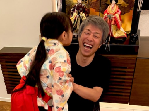 「デレデレですね」田村淳、“キスキスモード”の次女＆長女とひな祭り！ 「愛されてますね」「いい笑顔」