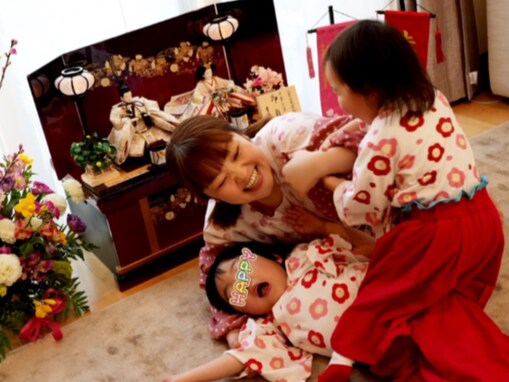 「良いお母さん」柳原可奈子、娘2人＆両親とのひな祭りショット公開！ 「みんなが幸せそう」「かわいい」