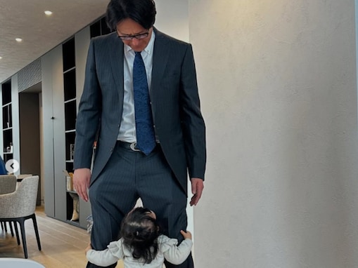 「泣きそうな夫」岩隈久志の美人妻、夫にしがみつく三女の姿を公開！ 「大きくなりましたね　可愛すぎる」